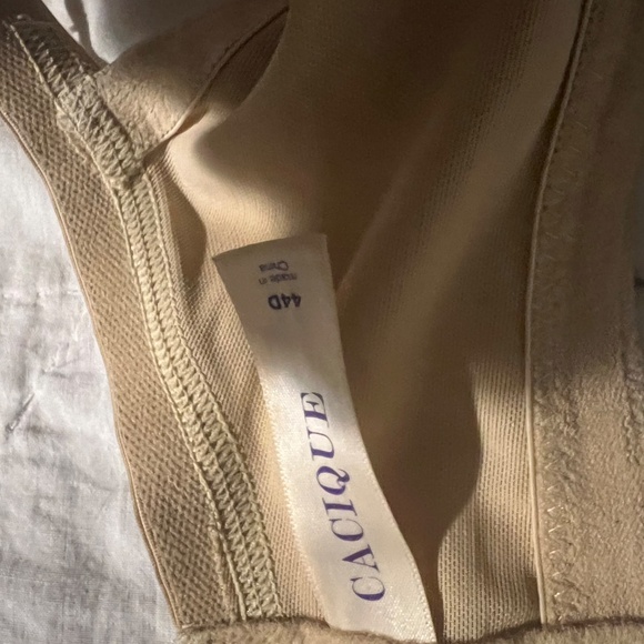 Bra Lot - 6 bras - 1 44D, 4 44 DD, 1 46DD - Picture 9 of 14